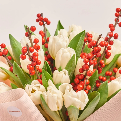 Зображення товару Букет Дуо з білими Тюльпанами та Ілексом F676, артикул: 44324