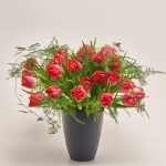 Зображення товару Композиція з червоних піоновидних тюльпанів у кашпо F112, артикул: 55745